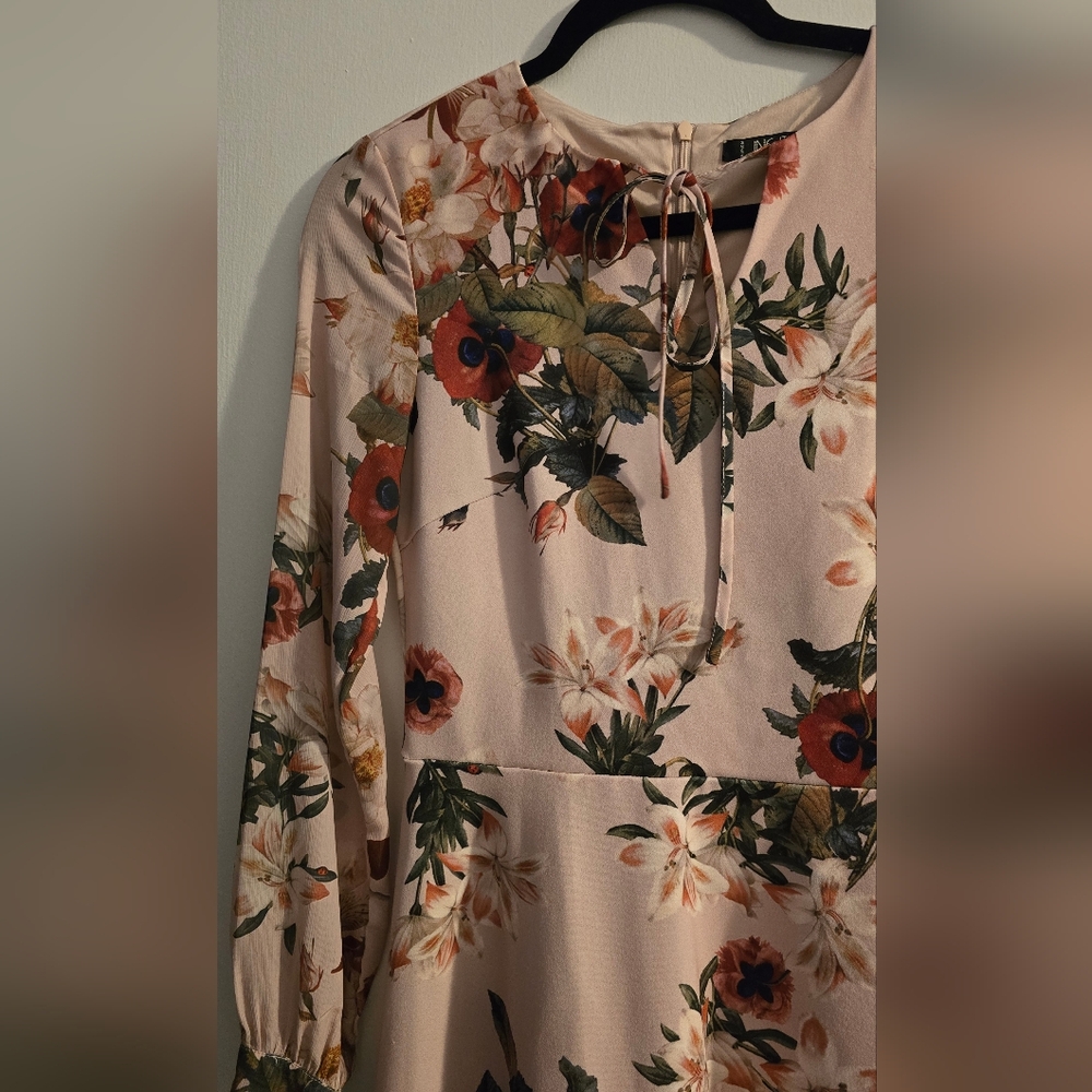 👗Aritzia Incity Floral Blush Drawstring Neck Dress - Picture 3 of 3
